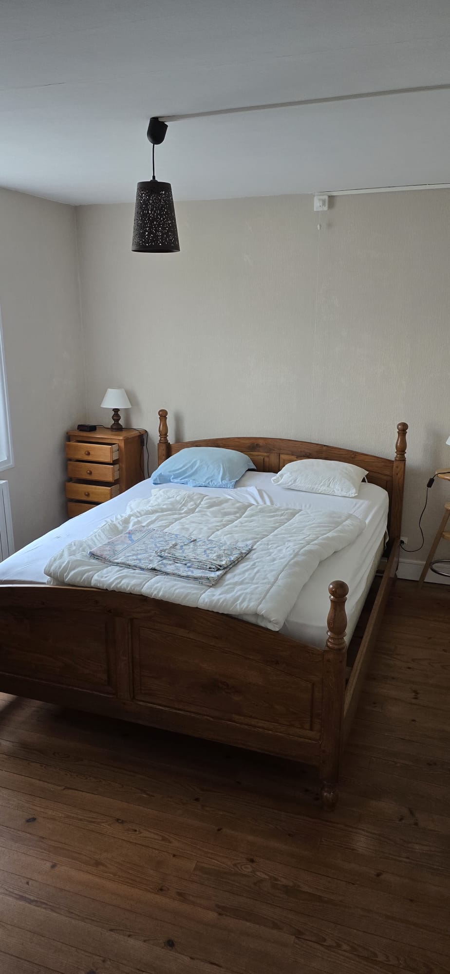 Chambre du rez-de-chaussée, lit ancien en bois