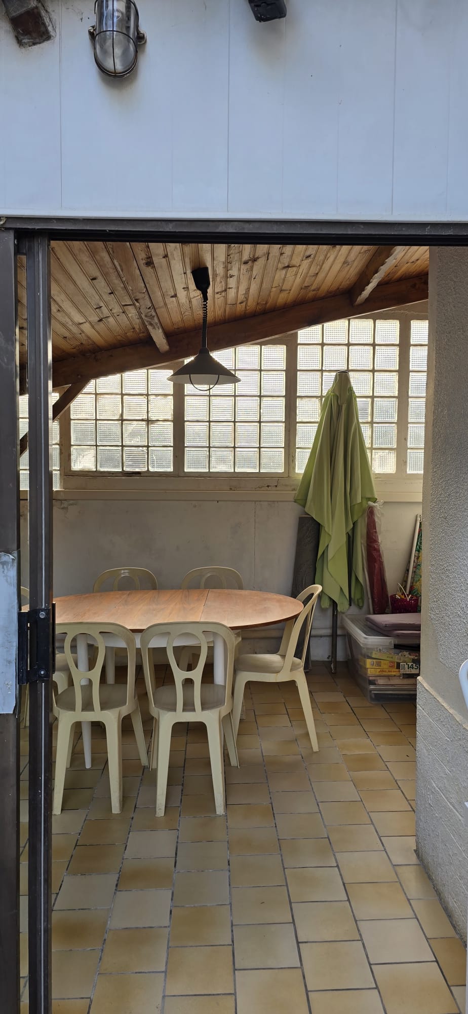 La véranda avec sa table extérieure