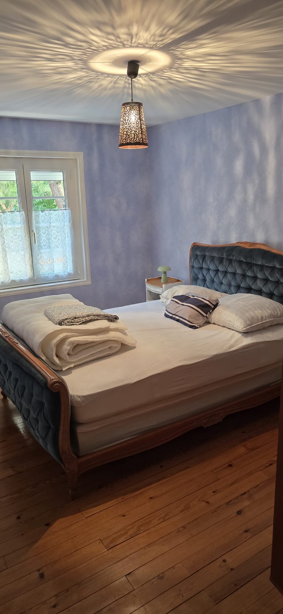 La chambre bleue, vue depuis la fenêtre