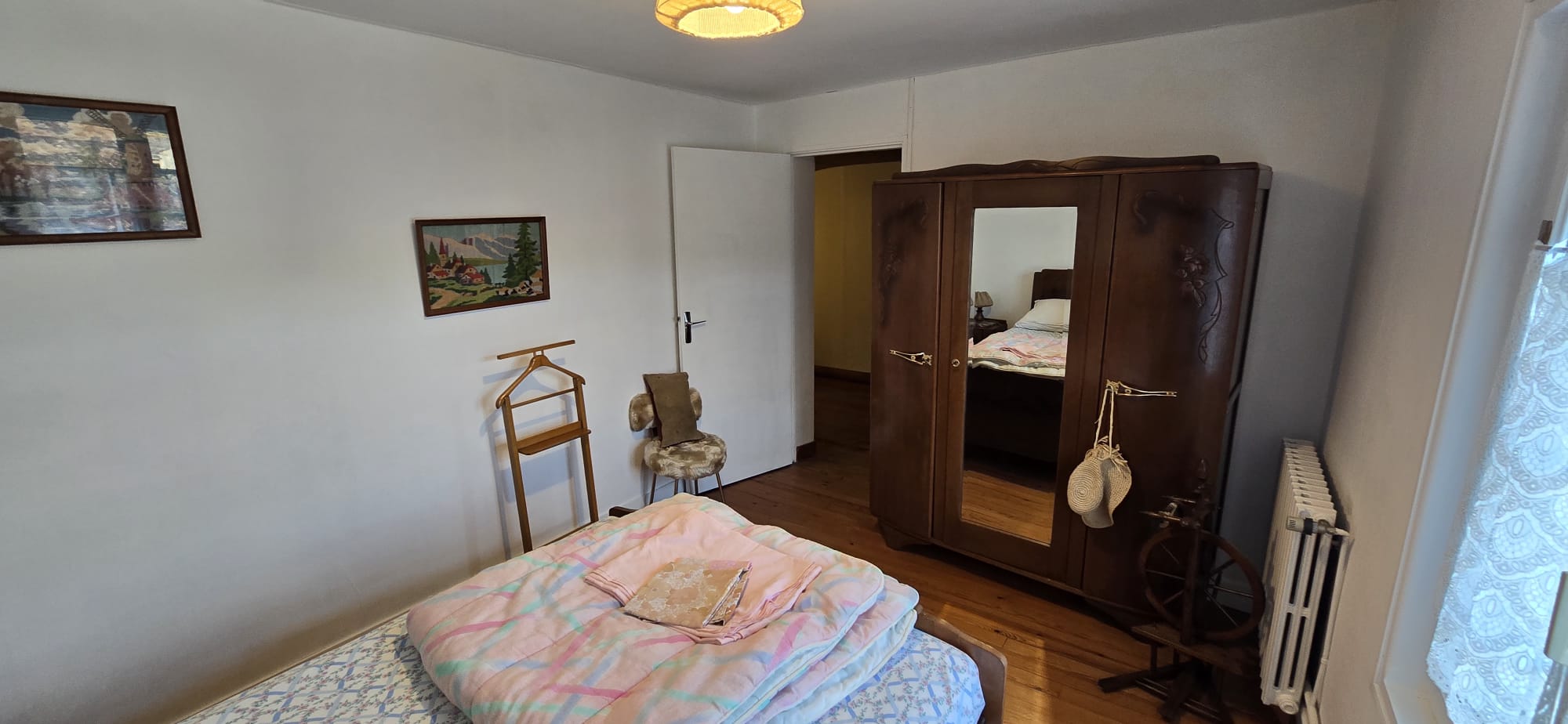 La deuxième chambre avec armoire ancienne