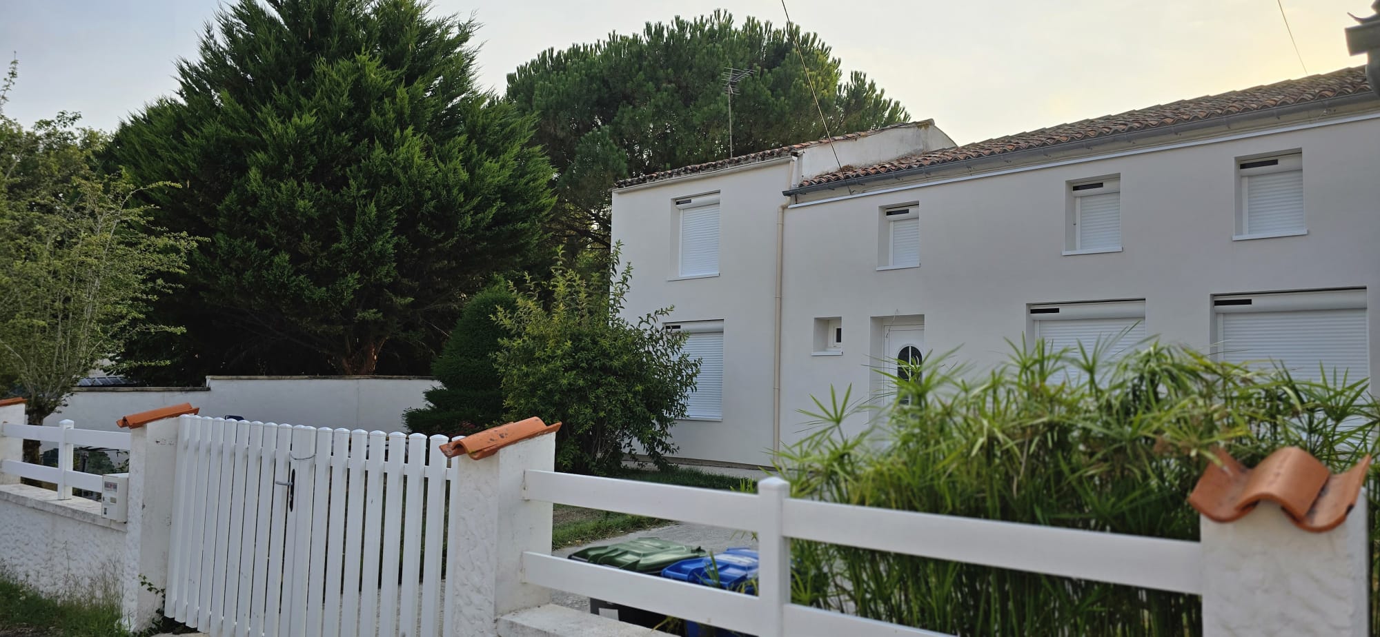 La clôture blanche du jardin, sans vis-à-vis