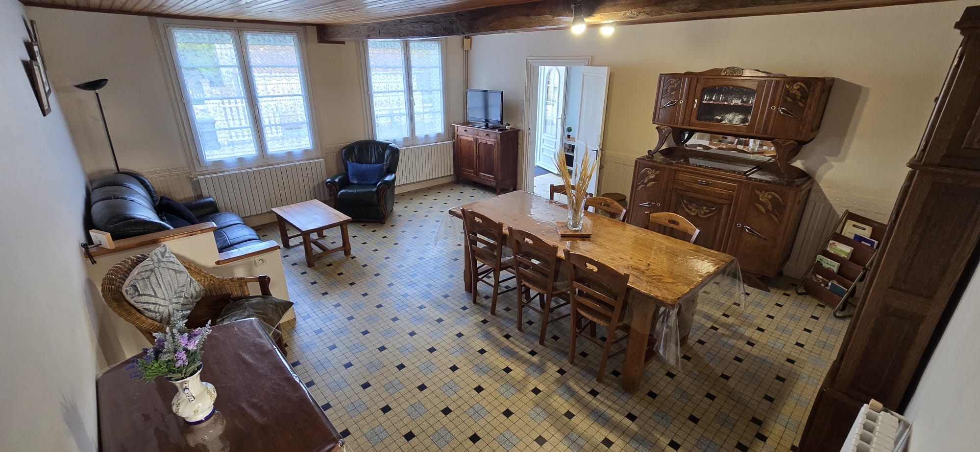Salon et salle à manger, vue d'ensemble