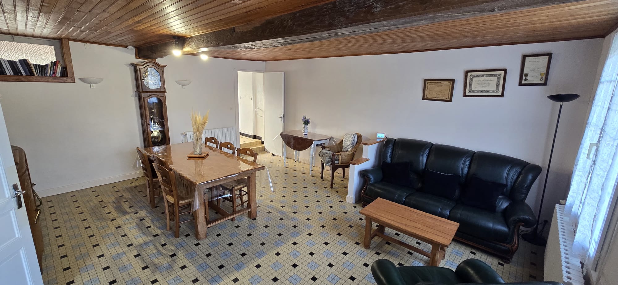 Le salon avec l'horloge comtoise